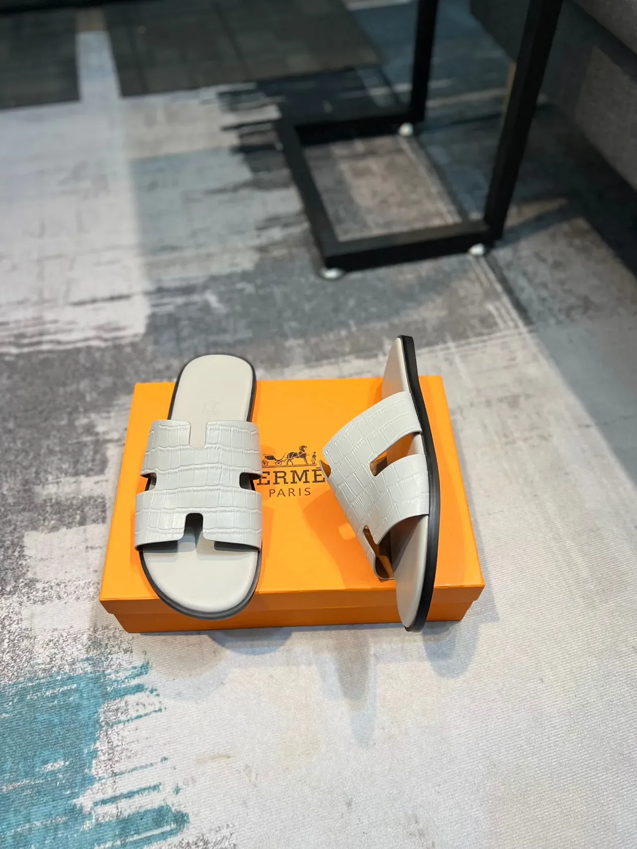 Hermès Oran 鳄鱼压纹灰色拖鞋 5