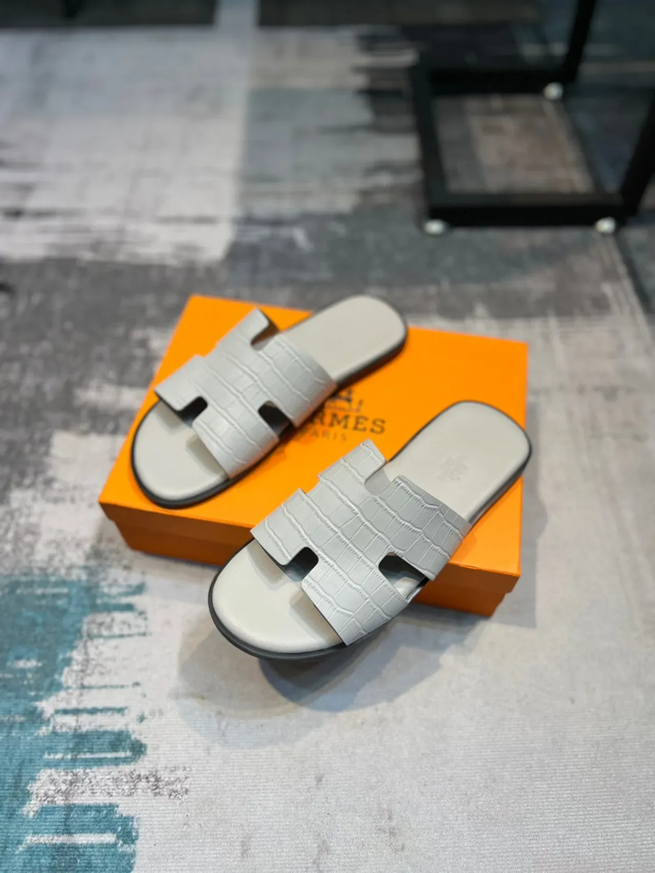 Hermès Oran 鳄鱼压纹灰色拖鞋 6