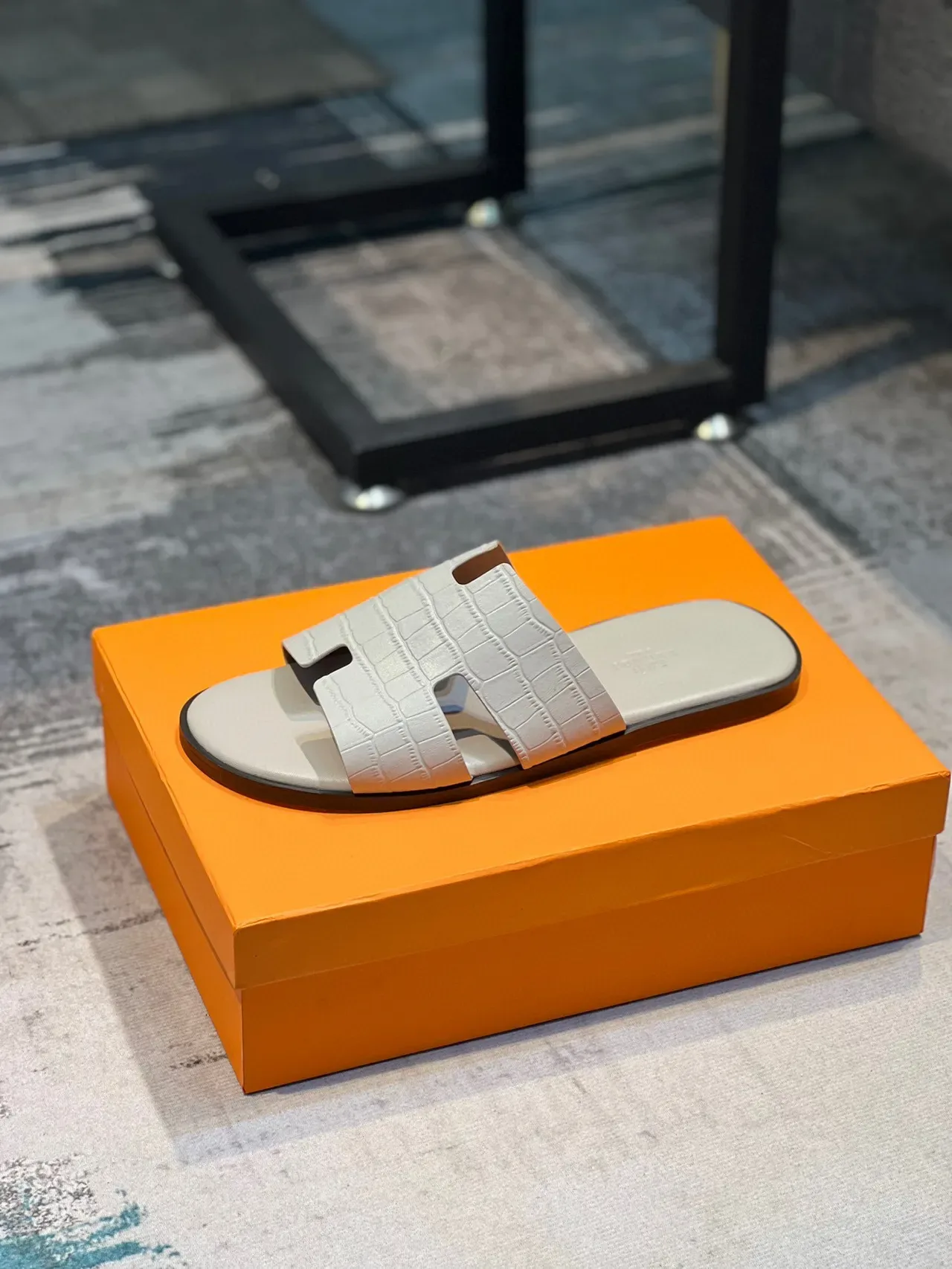 Hermès Oran 鳄鱼压纹灰色拖鞋 9