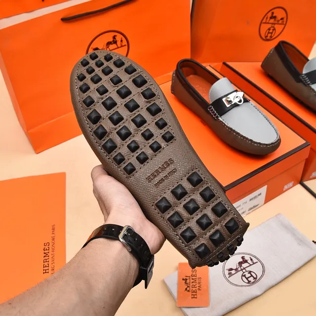 Hermès Oran Loafer أحذية لوفر جلدية رمادية وسوداء تُرتدى بسهولة 4
