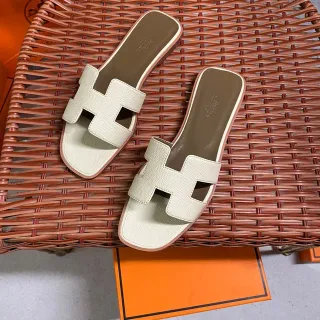 Hermès Oran Chinelos Rasos Off-White com Tirante H