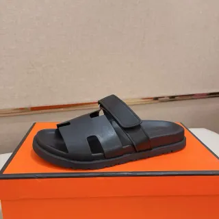 Hermès Oran Slide काले चप्पल
