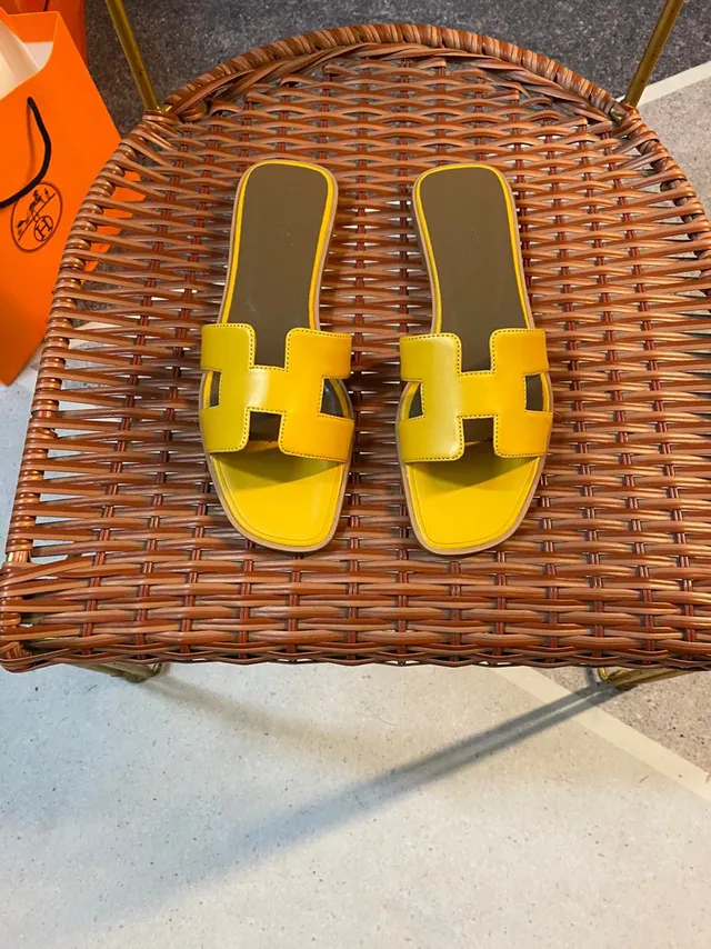 Hermès Oran Slide sandales en cuir jaune 3
