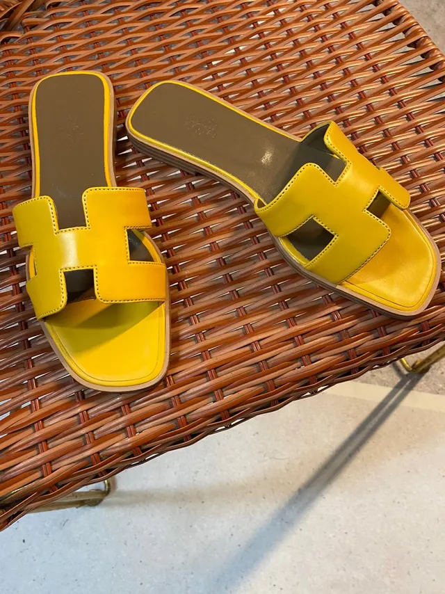 Hermès Oran Slide sandales en cuir jaune 4
