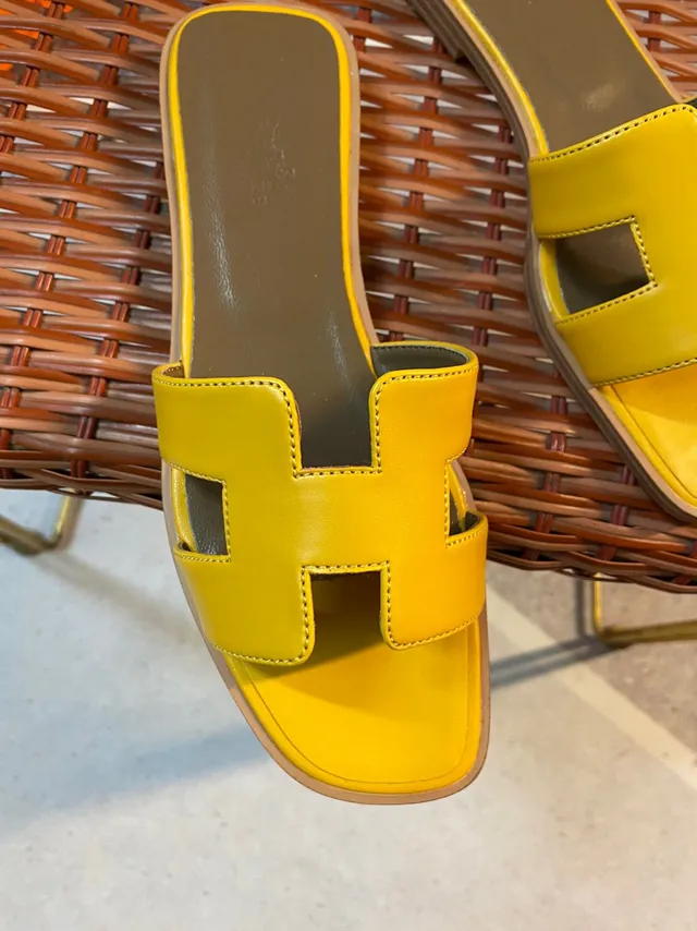 Hermès Oran Slide sandales en cuir jaune 6