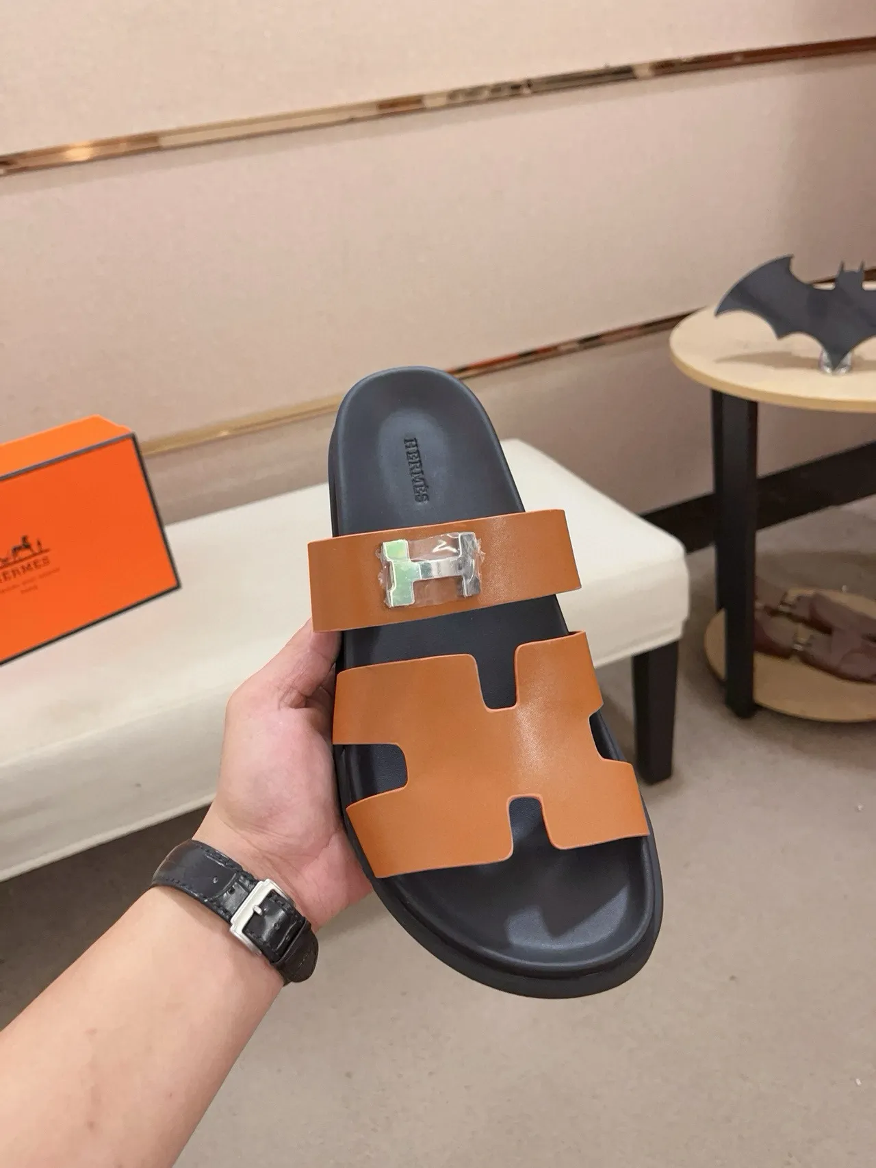 Hermès Oran tan جلد H-Clasp صنادل كاجوال 2