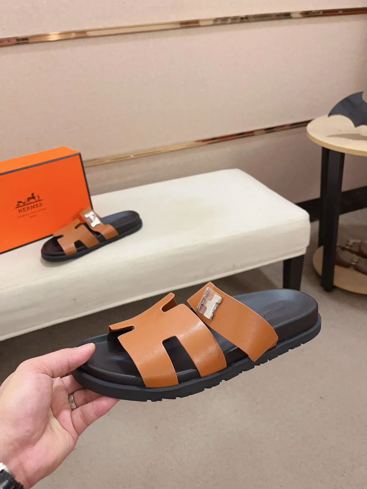 Hermès Oran tan جلد H-Clasp صنادل كاجوال 3