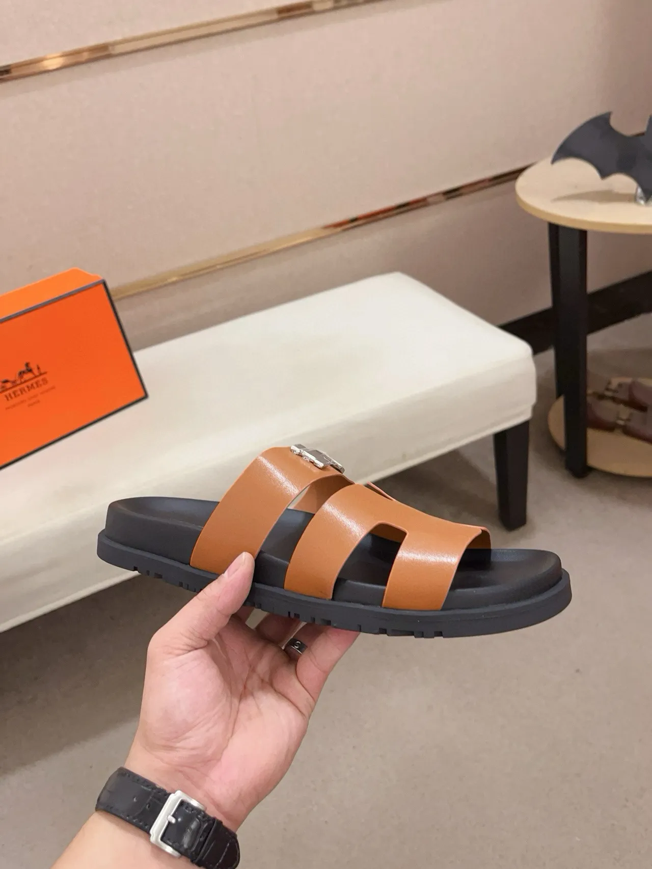 Hermès Oran tan جلد H-Clasp صنادل كاجوال 4