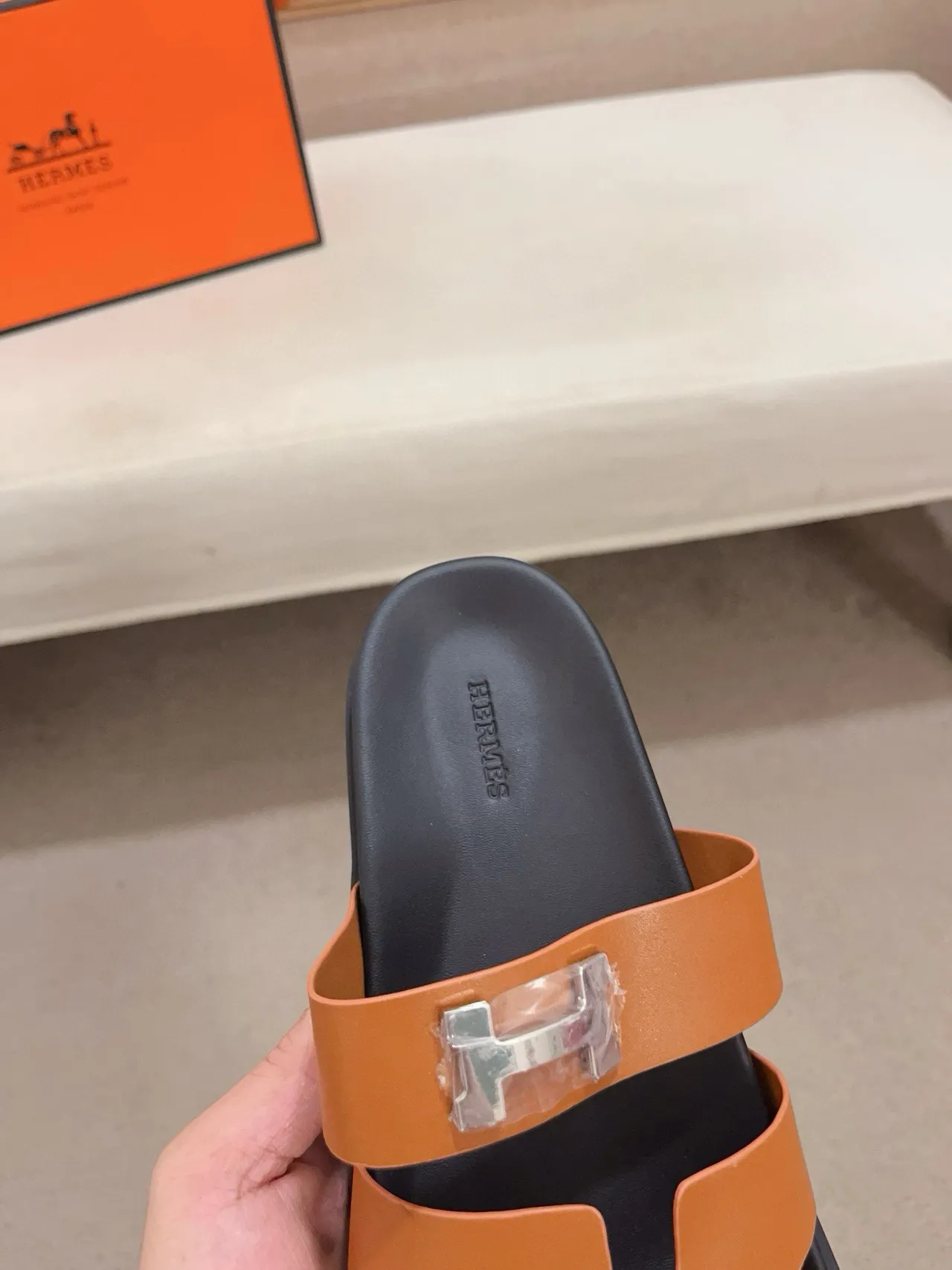 Hermès Oran tan جلد H-Clasp صنادل كاجوال 6