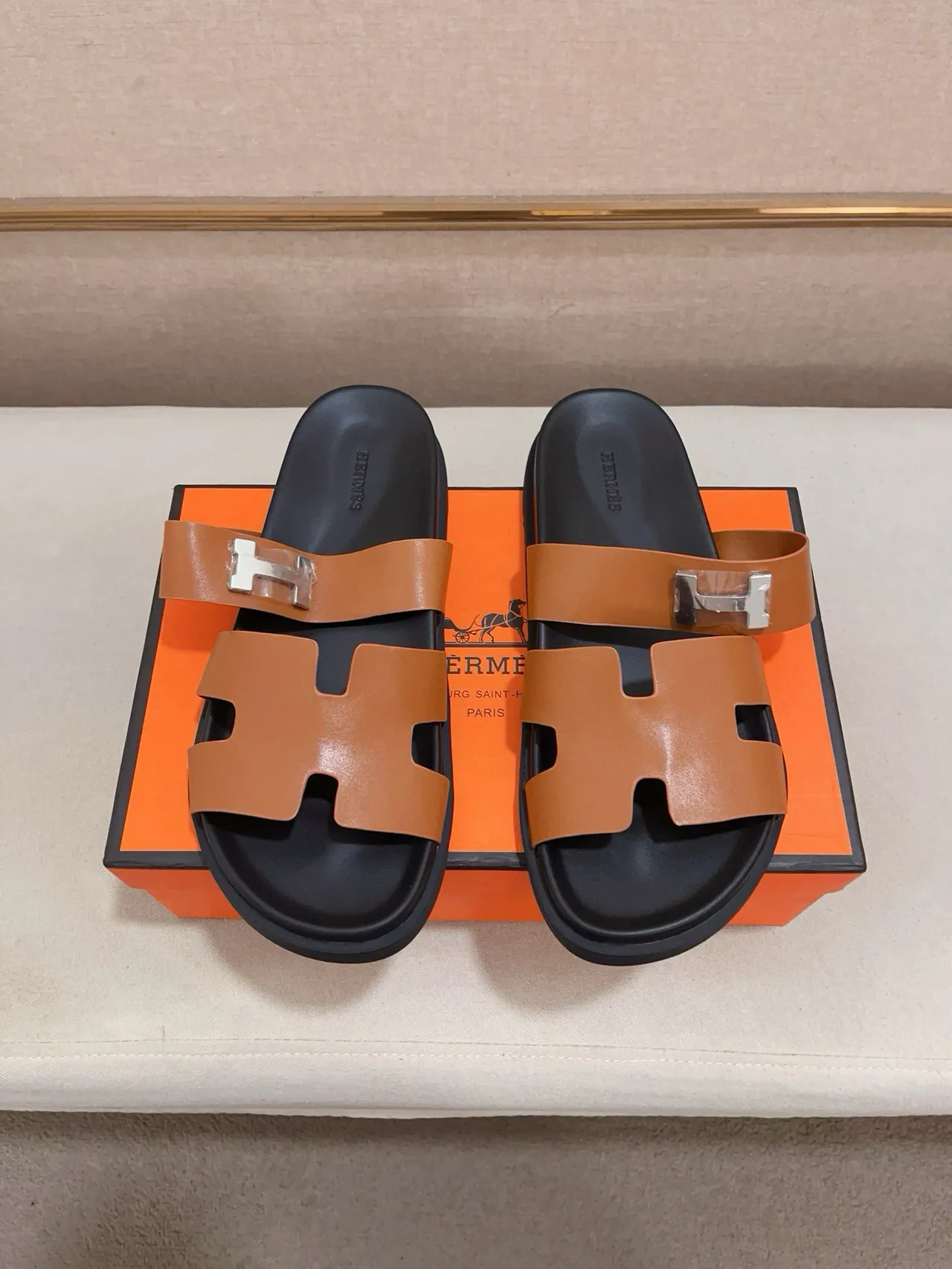 Hermès Oran tan جلد H-Clasp صنادل كاجوال 8