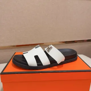 Hermès Oran सफेद और काला H-Buckle चप्पल