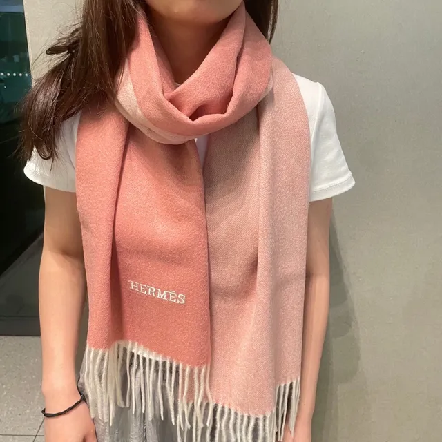 Hermès Beige Rose Texture tissée Bordures frangées Écharpe en cachemire 2