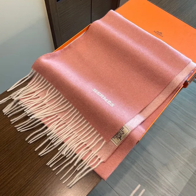 Hermès Beige Rose Texture tissée Bordures frangées Écharpe en cachemire 4