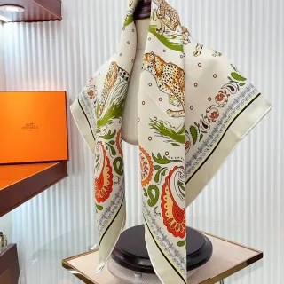 Hermès Écharpe de Soie Imprimée avec Léopard et Paisley