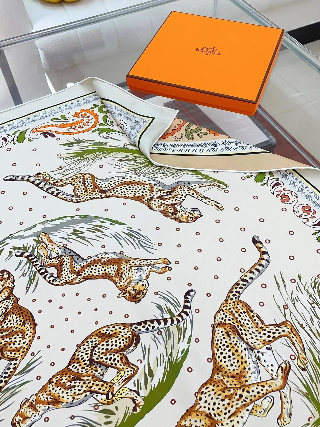 Hermès Écharpe de Soie Imprimée avec Léopard et Paisley 7