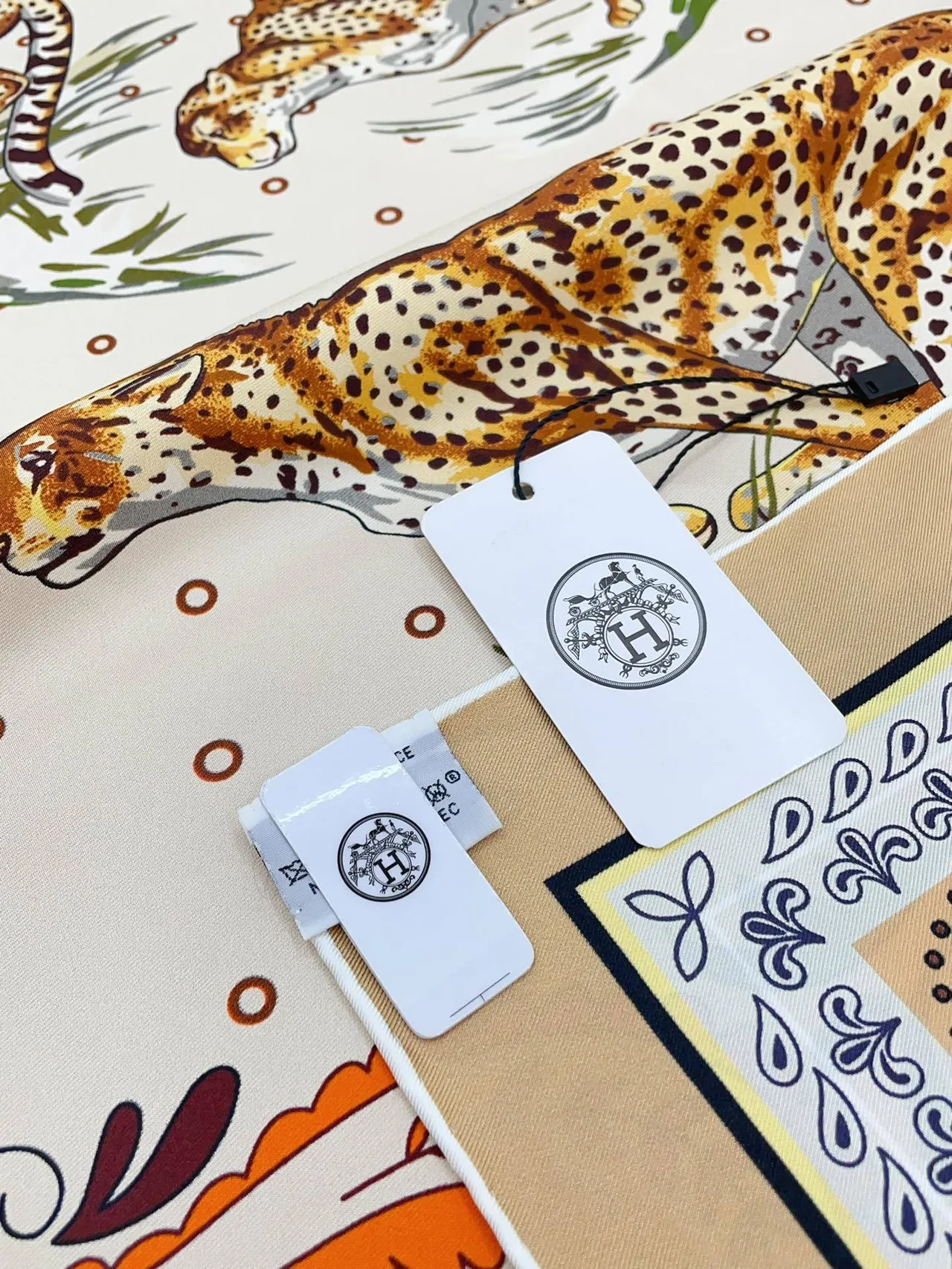 Hermès Écharpe de Soie Imprimée avec Léopard et Paisley 8