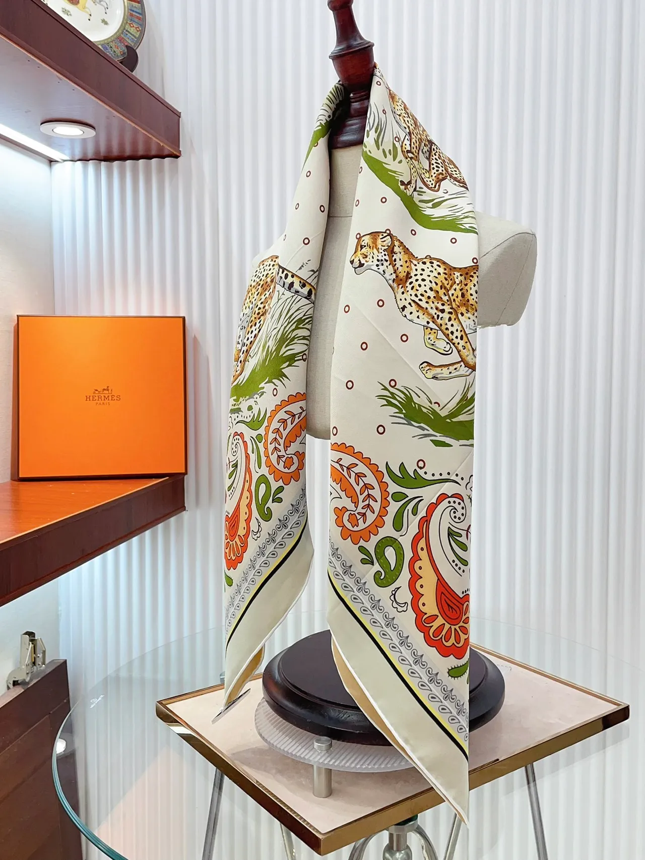 Hermès Écharpe de Soie Imprimée avec Léopard et Paisley 9