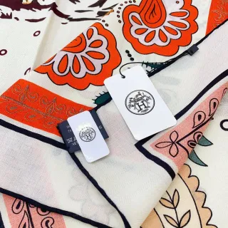 Hermès Écharpe de Soie Crème imprimée Tigre et Paisley