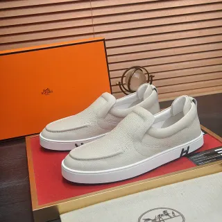 Hermès স্লিপ-অন পেবল্ড লেদার অফ-হোয়াইট ক্যাজুয়াল জুতা