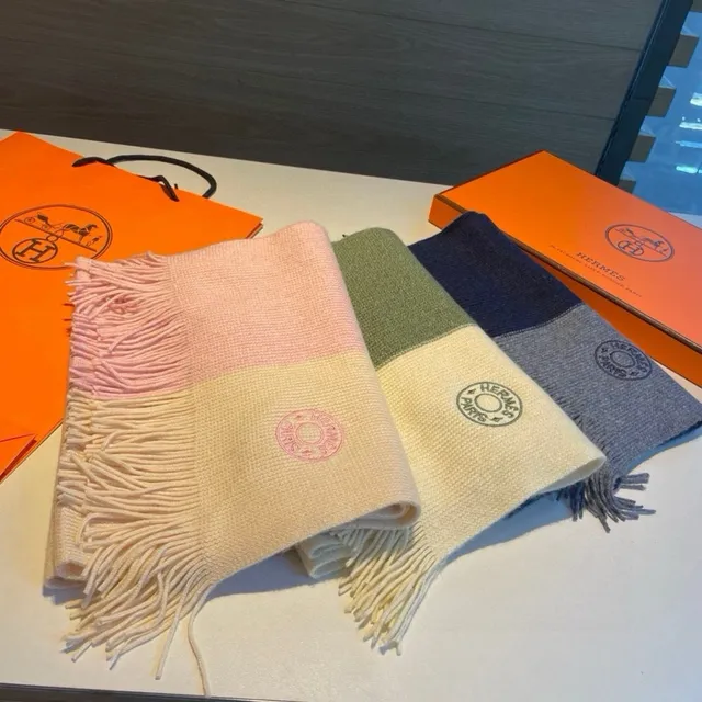 Hermès টু-টোন গ্র্যাডিয়েন্ট নিট ফ্রিঞ্জড ক্যাশমিয়ার স্কার্ফ 3