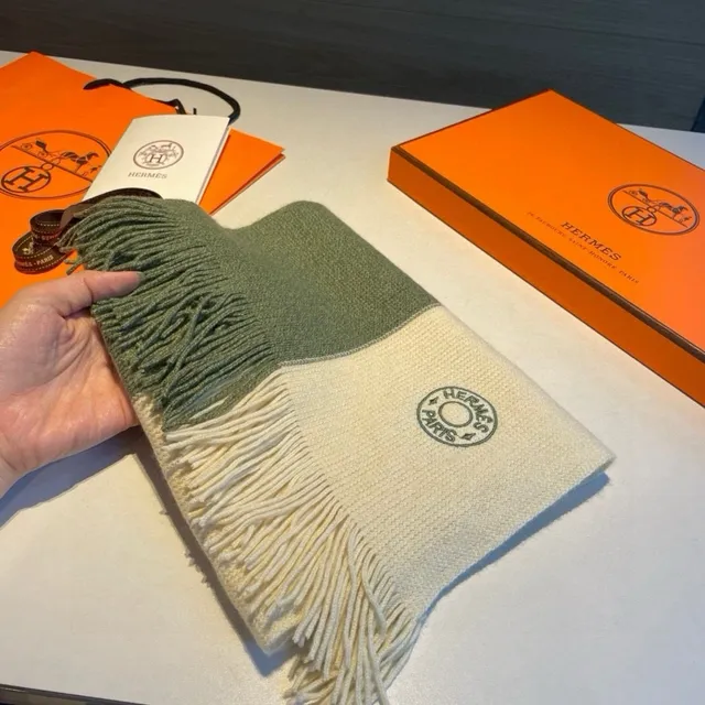 Hermès টু-টোন গ্র্যাডিয়েন্ট নিট ফ্রিঞ্জড ক্যাশমিয়ার স্কার্ফ 4