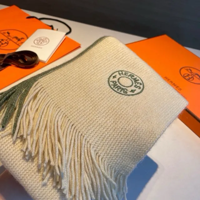Hermès টু-টোন গ্র্যাডিয়েন্ট নিট ফ্রিঞ্জড ক্যাশমিয়ার স্কার্ফ 5
