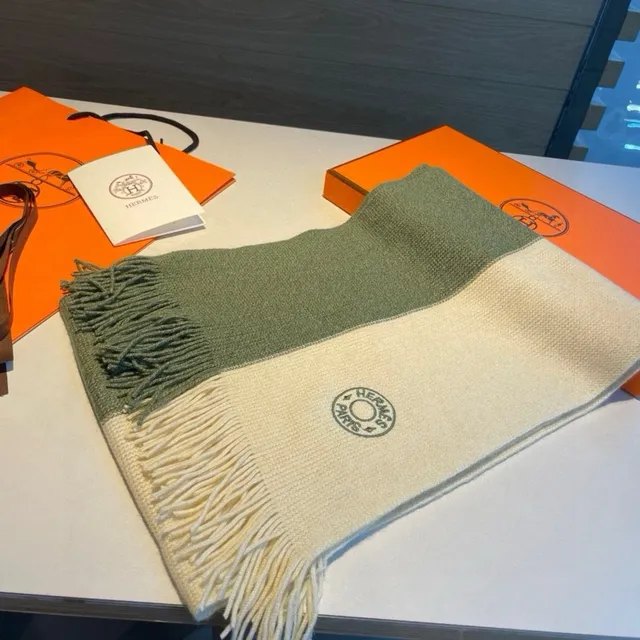 Hermès টু-টোন গ্র্যাডিয়েন্ট নিট ফ্রিঞ্জড ক্যাশমিয়ার স্কার্ফ 6