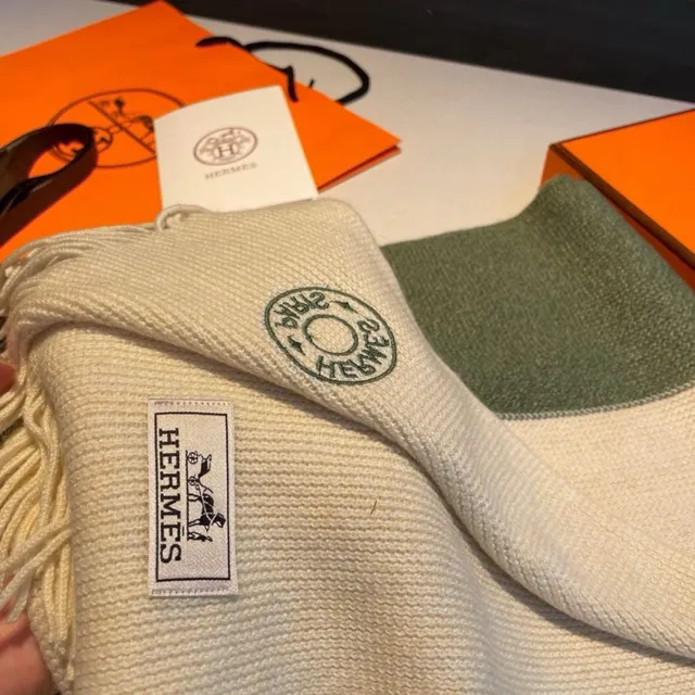 Hermès টু-টোন গ্র্যাডিয়েন্ট নিট ফ্রিঞ্জড ক্যাশমিয়ার স্কার্ফ 7