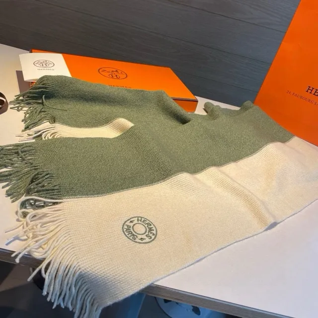 Hermès টু-টোন গ্র্যাডিয়েন্ট নিট ফ্রিঞ্জড ক্যাশমিয়ার স্কার্ফ 8
