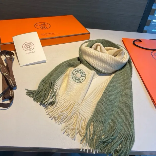 Hermès টু-টোন গ্র্যাডিয়েন্ট নিট ফ্রিঞ্জড ক্যাশমিয়ার স্কার্ফ 9