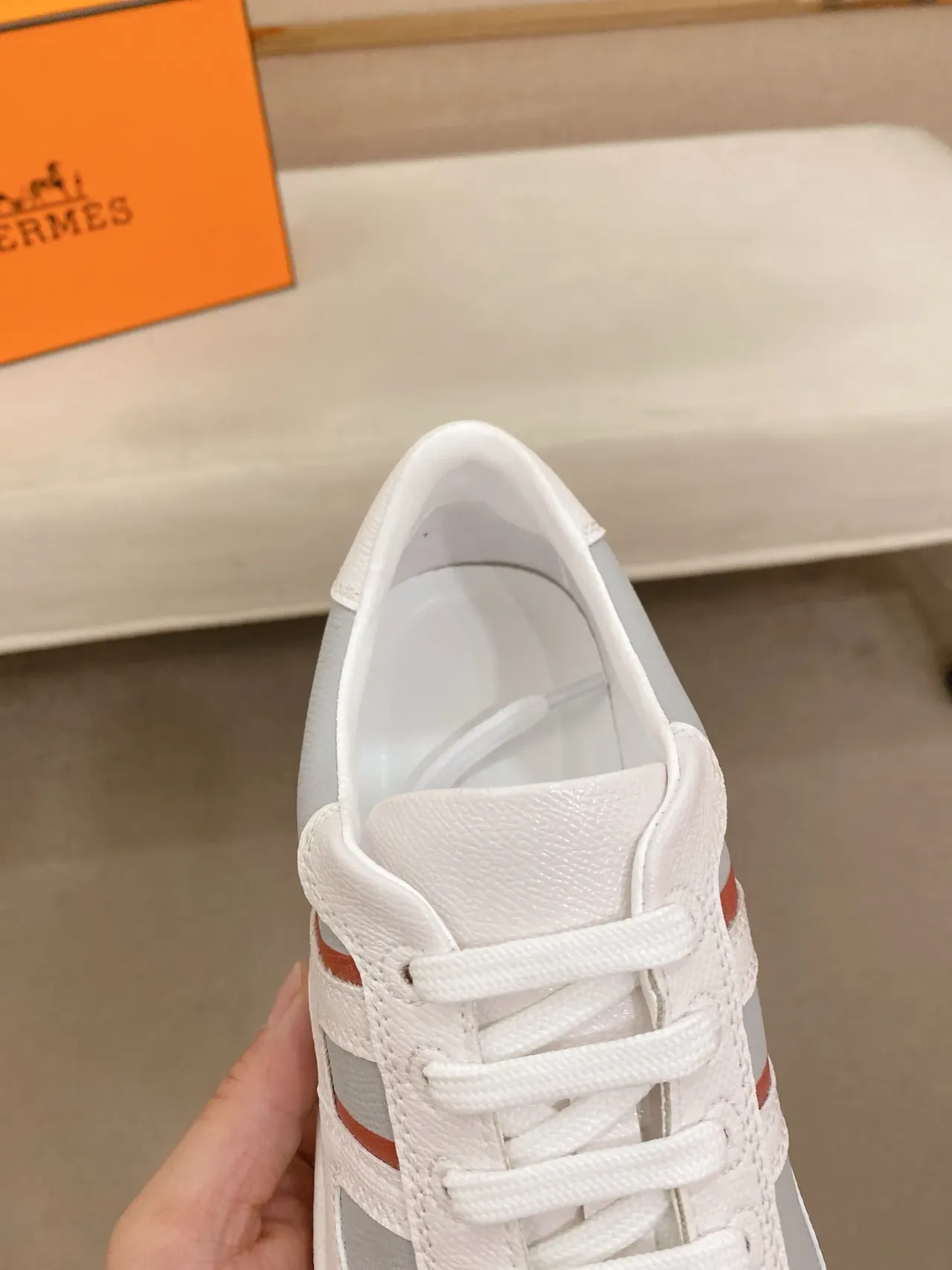 Hermès سنيكرز لوب توب أبيض رمادي جلد بانلد 4