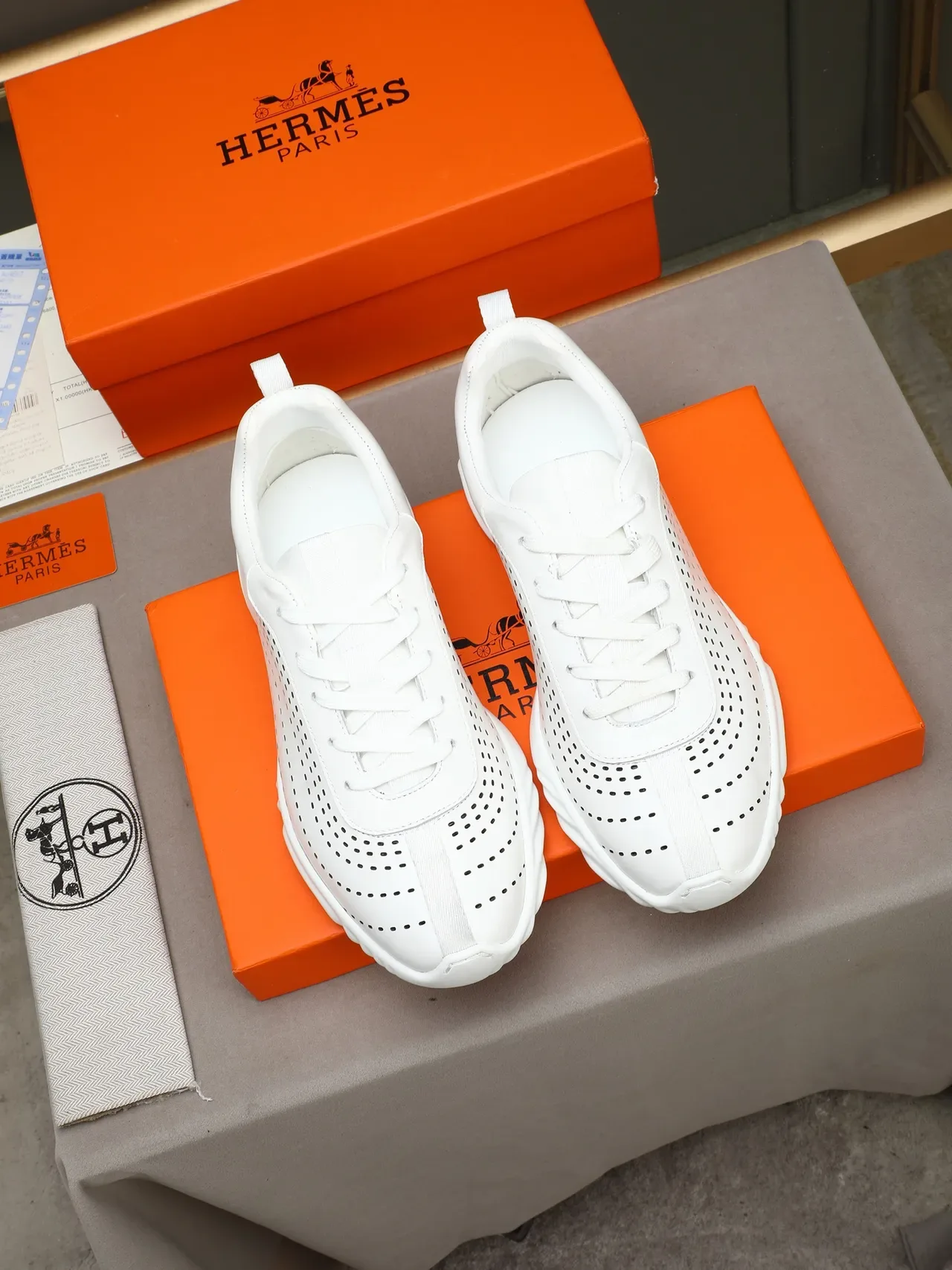 Hermès Sneaker Blanc Perforé Wave-Sole Lifestyle 3