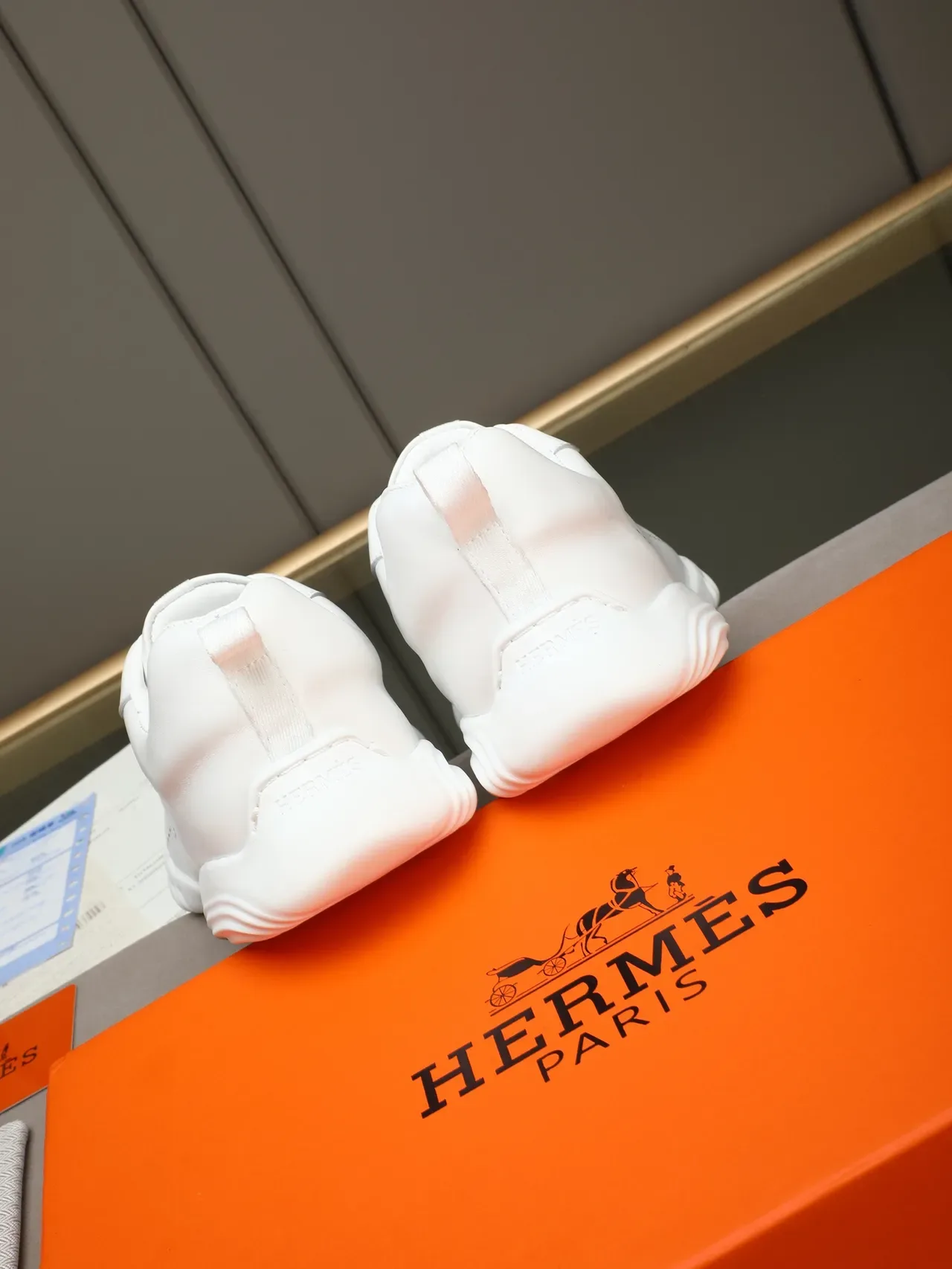 Hermès Sneaker Blanc Perforé Wave-Sole Lifestyle 4