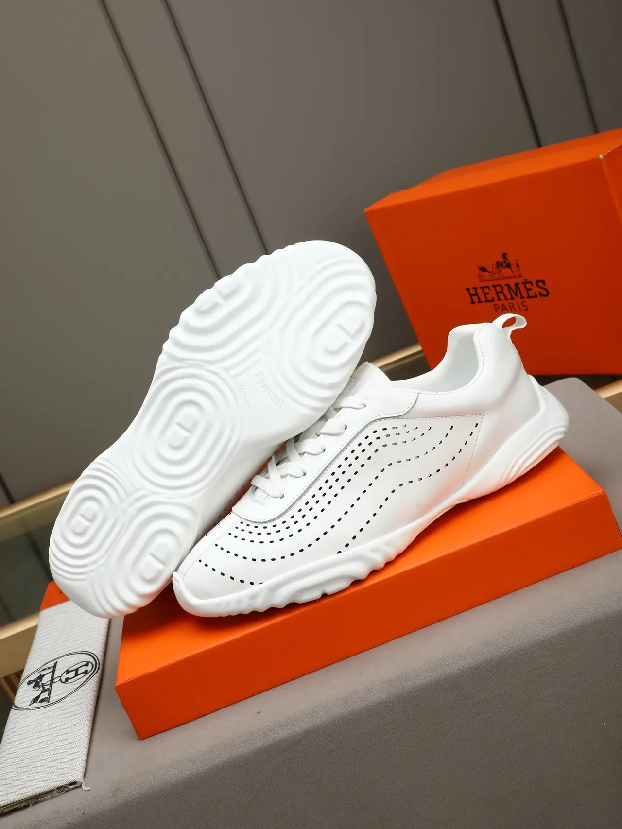 Hermès Sneaker Blanc Perforé Wave-Sole Lifestyle 5