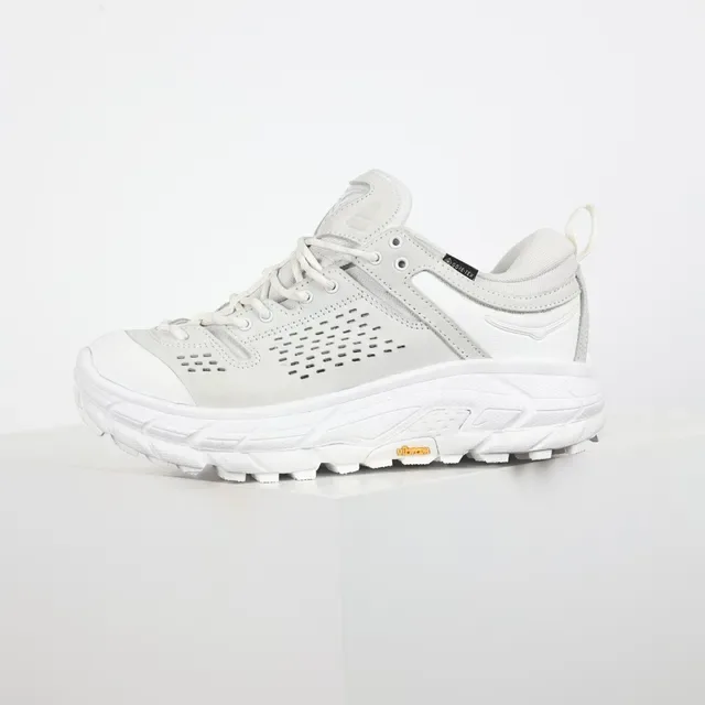 Hoka Trail Sneaker सफेद और हल्का भूरा जीवनशैली स्नीकर्स 9