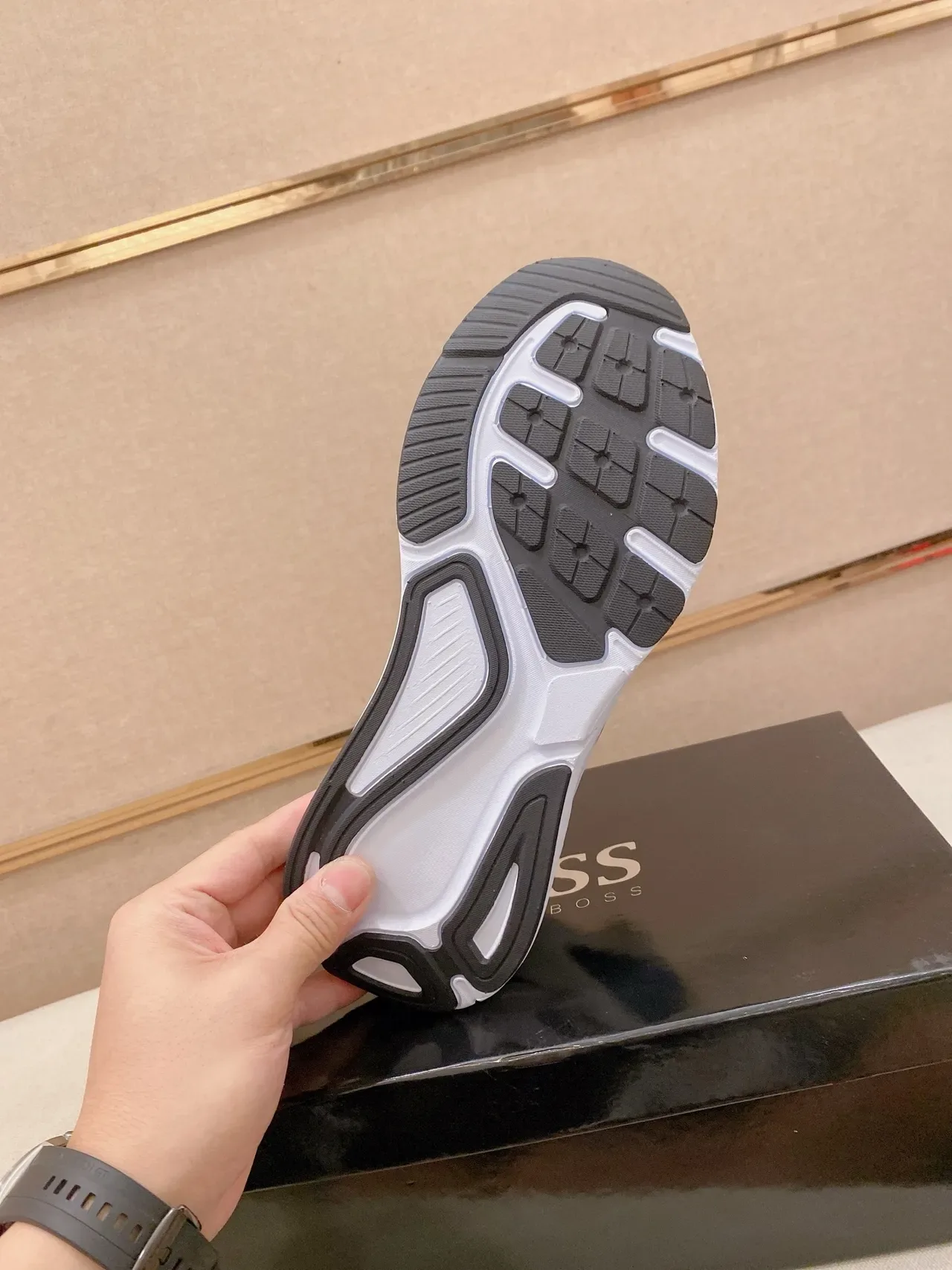 Hugo Boss 灰白混纺鞋面 金色五金装饰运动鞋 2