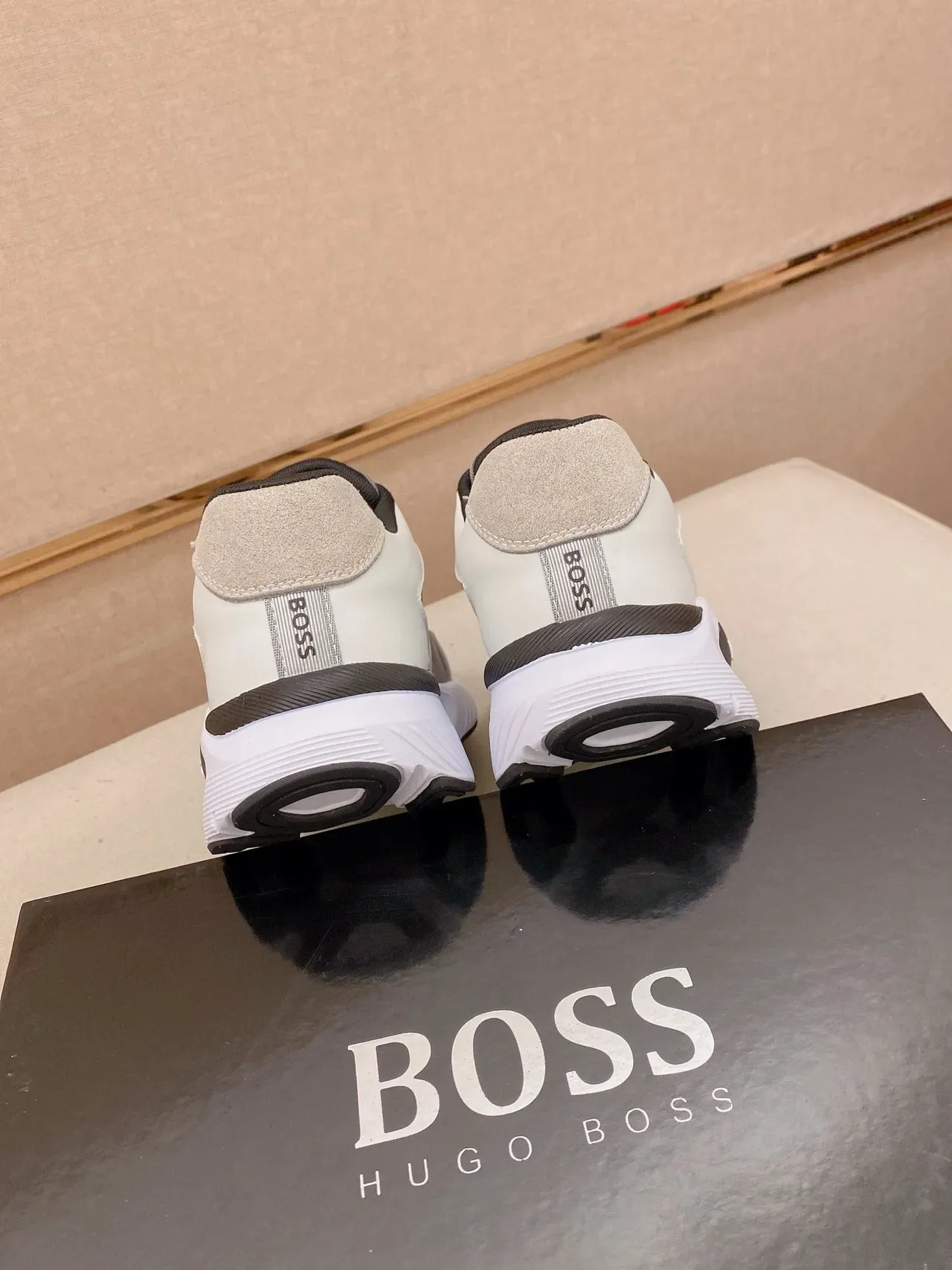 Hugo Boss 灰白混纺鞋面 金色五金装饰运动鞋 3