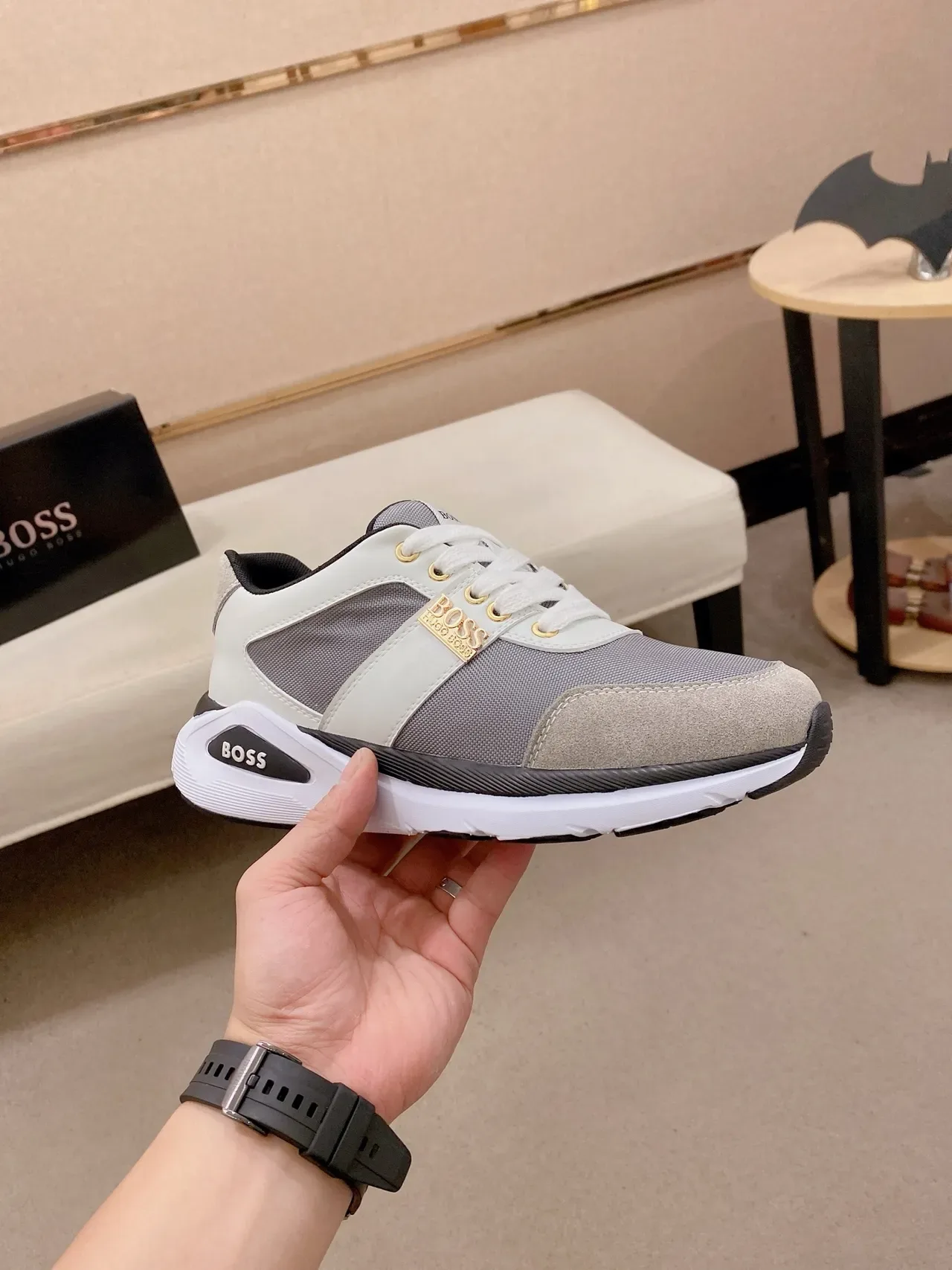 Hugo Boss 灰白混纺鞋面 金色五金装饰运动鞋 4
