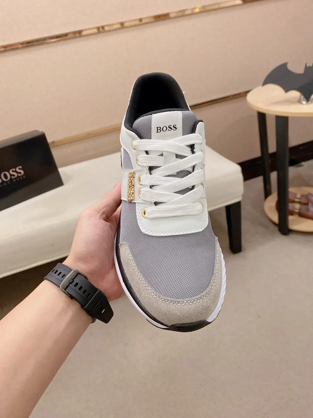 Hugo Boss 灰白混纺鞋面 金色五金装饰运动鞋 5