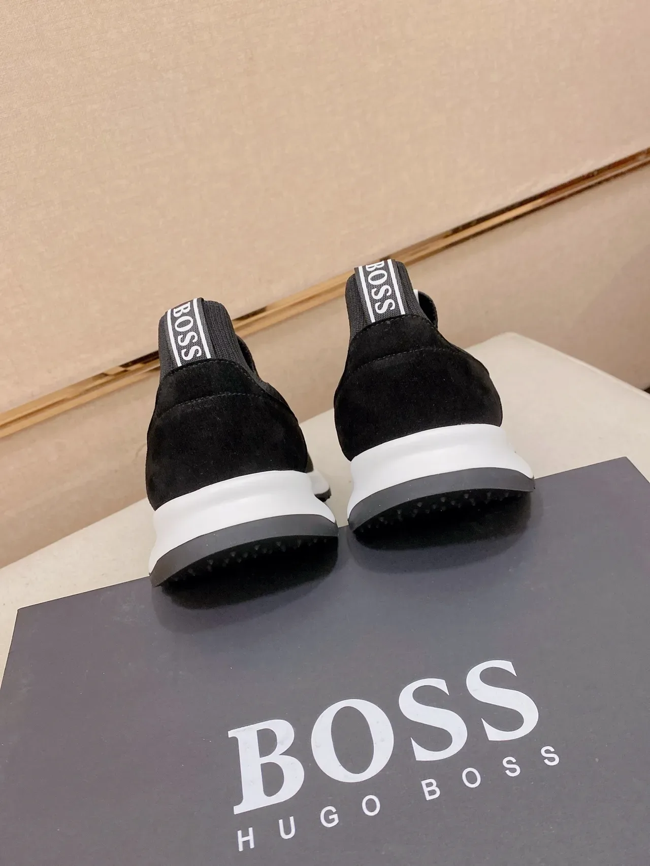 Hugo Boss Tênis Lifestyle Slip-On de Malha Preto e Branco 2