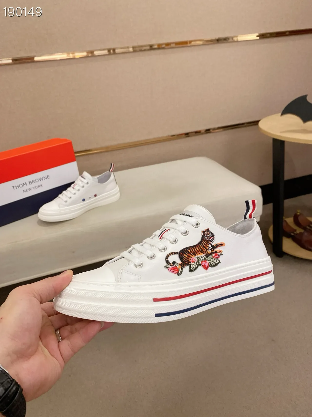 Kenzo Tiger حذاء رياضي أبيض مطرز نمط حياة 3