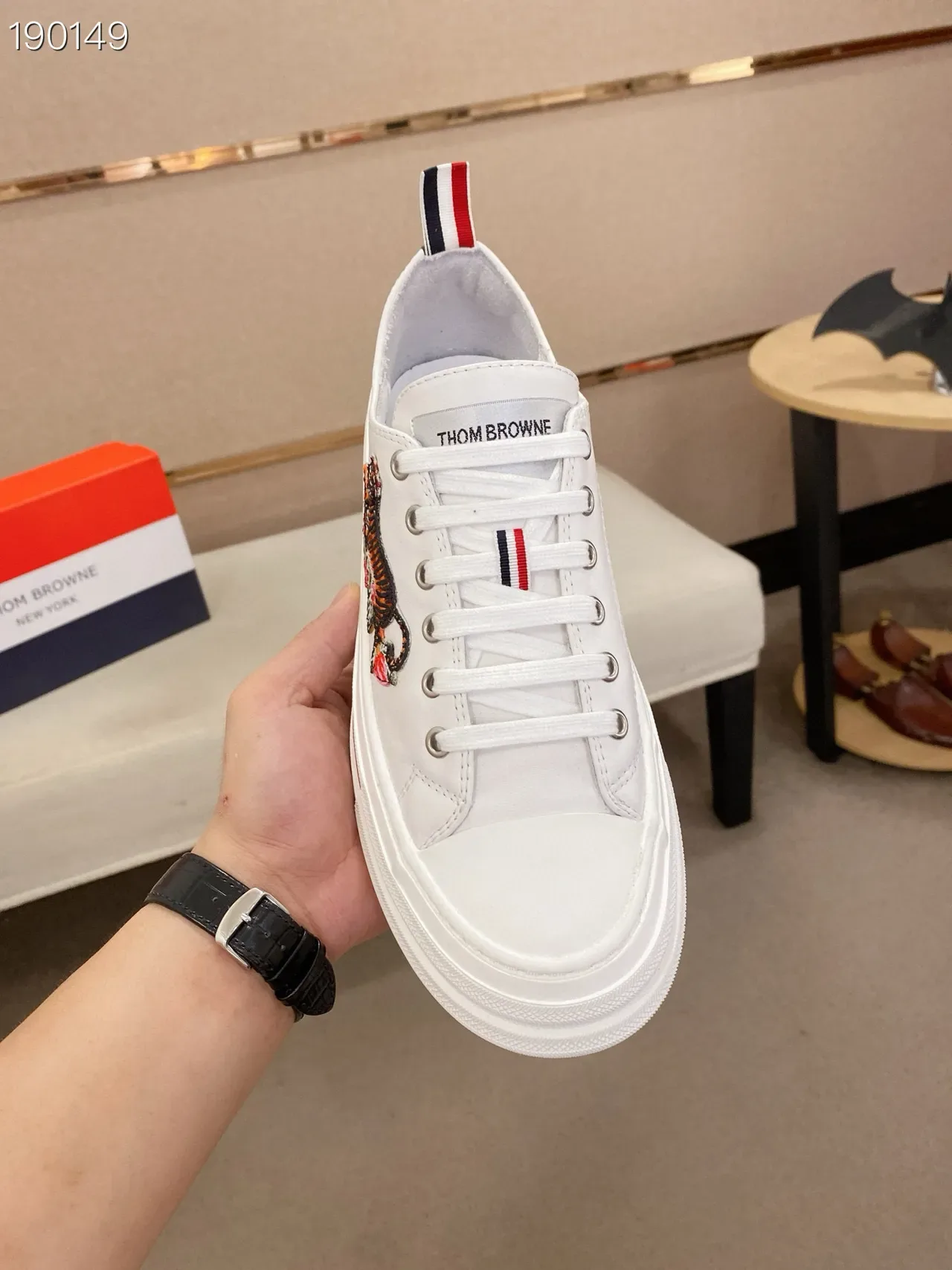 Kenzo Tiger حذاء رياضي أبيض مطرز نمط حياة 4