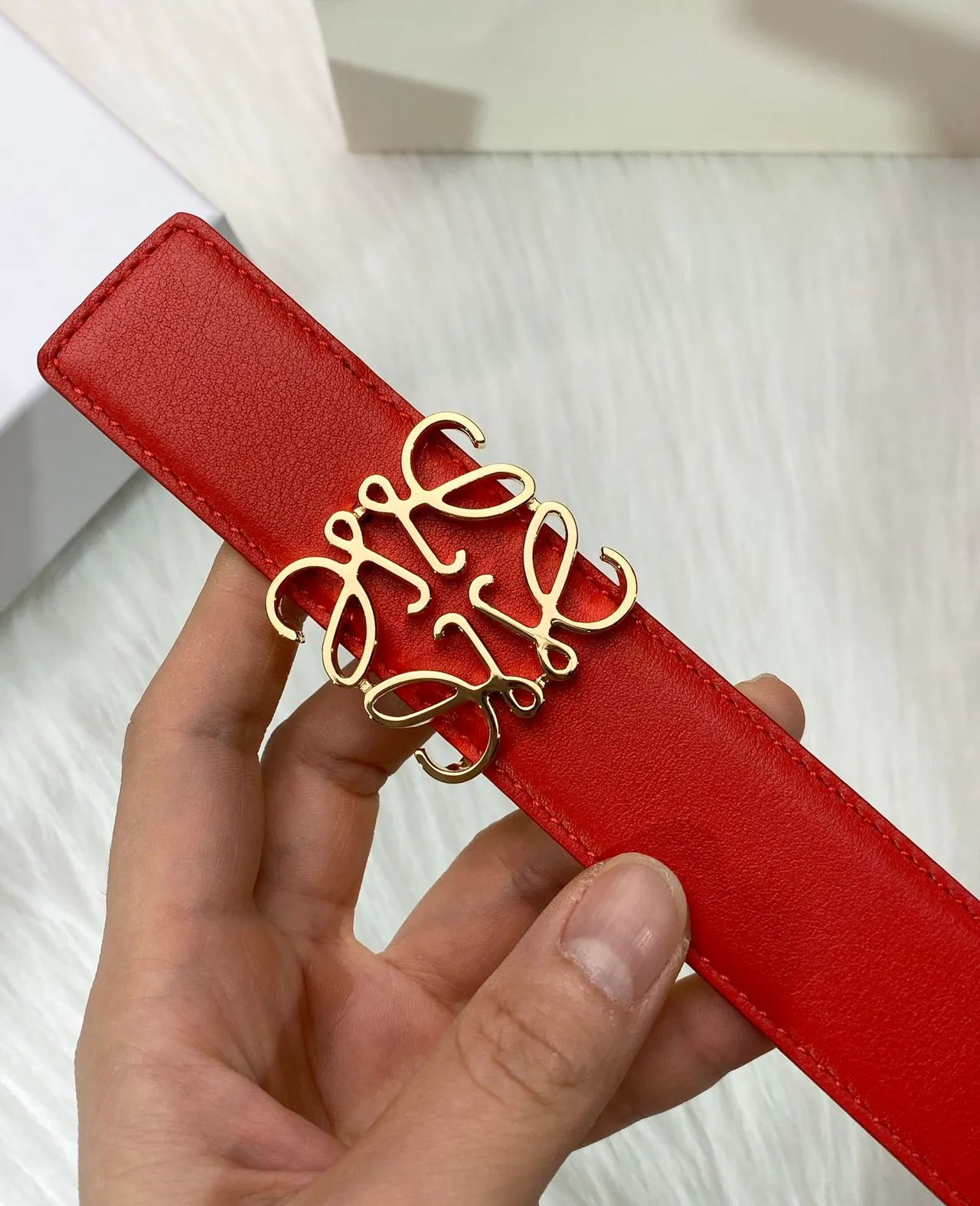 Loewe Anagram Ceinture Rouge Or Attache Lisse Cuir 2