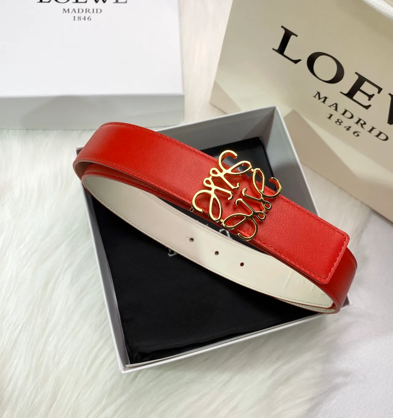 Loewe Anagram Ceinture Rouge Or Attache Lisse Cuir 4