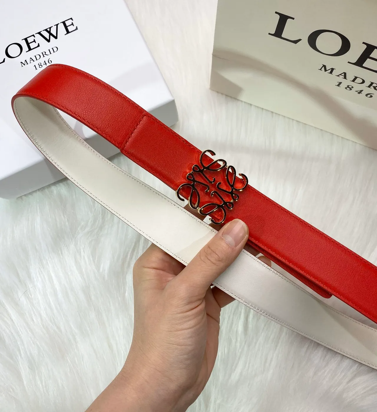 Loewe Anagram Ceinture Rouge Or Attache Lisse Cuir 7