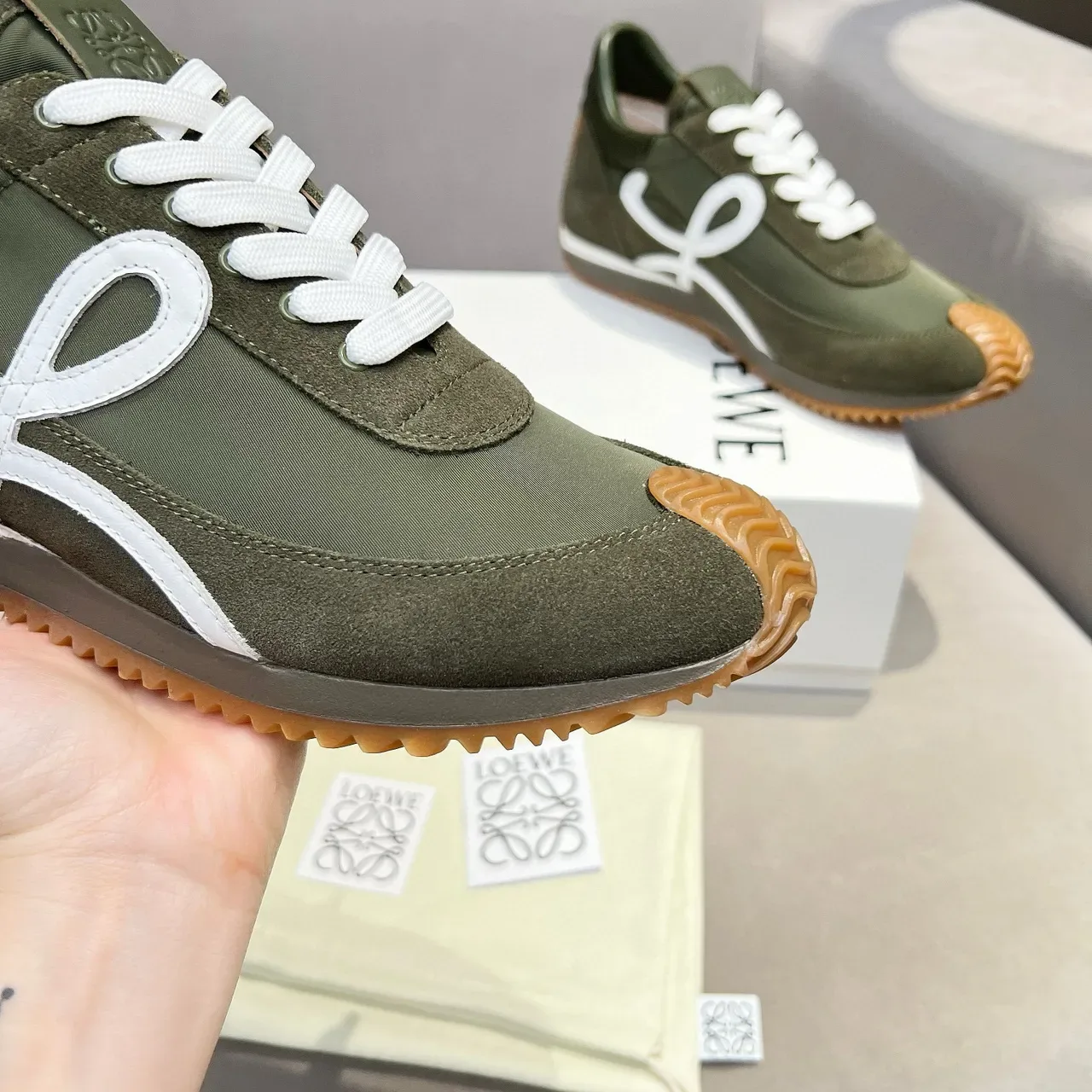Loewe Flow Runner أخضر زيتوني أبيض Anagram Lifestyle Sneakers 2