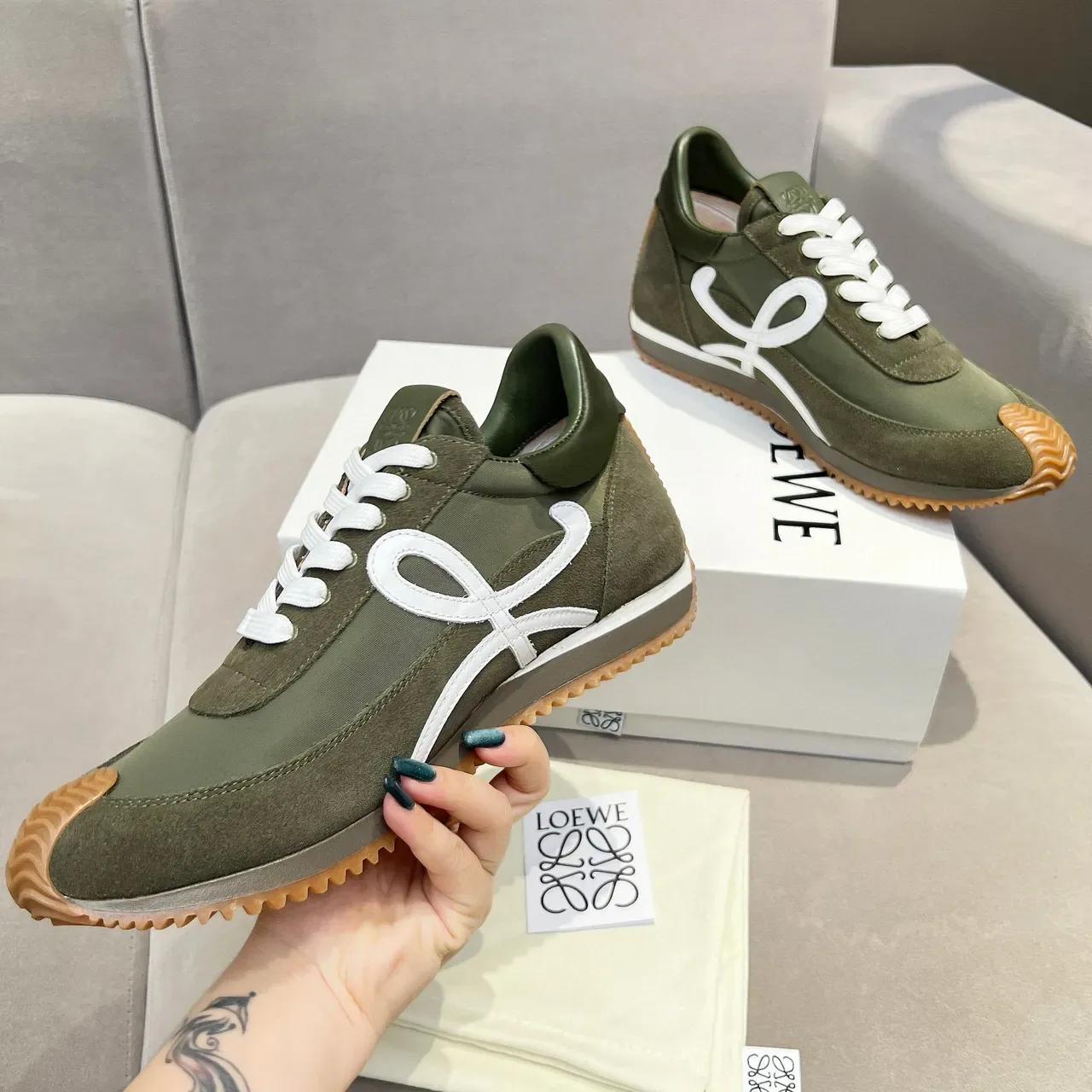 Loewe Flow Runner أخضر زيتوني أبيض Anagram Lifestyle Sneakers 3