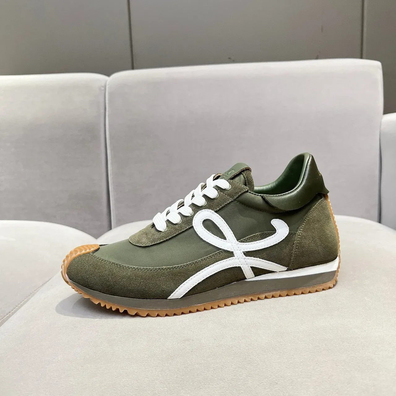 Loewe Flow Runner أخضر زيتوني أبيض Anagram Lifestyle Sneakers 4