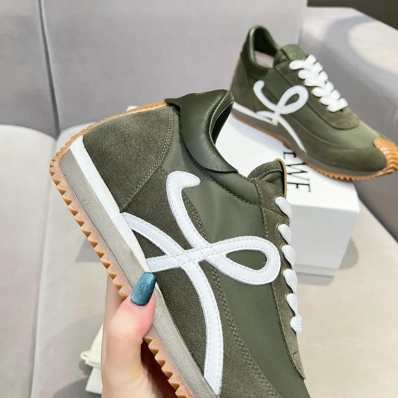 Loewe Flow Runner أخضر زيتوني أبيض Anagram Lifestyle Sneakers 5