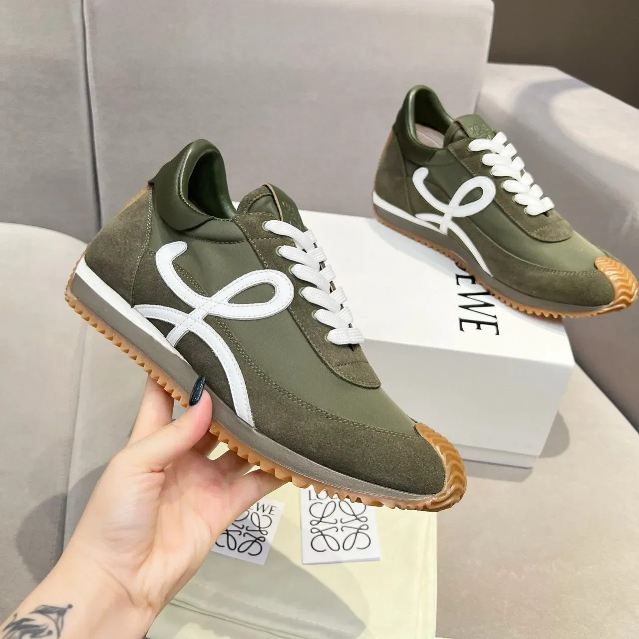 Loewe Flow Runner أخضر زيتوني أبيض Anagram Lifestyle Sneakers 6